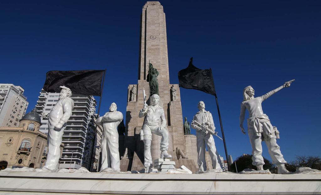 El homenaje con estatuas a "La casa de papel" en el Monumento a la Bandera de Rosario