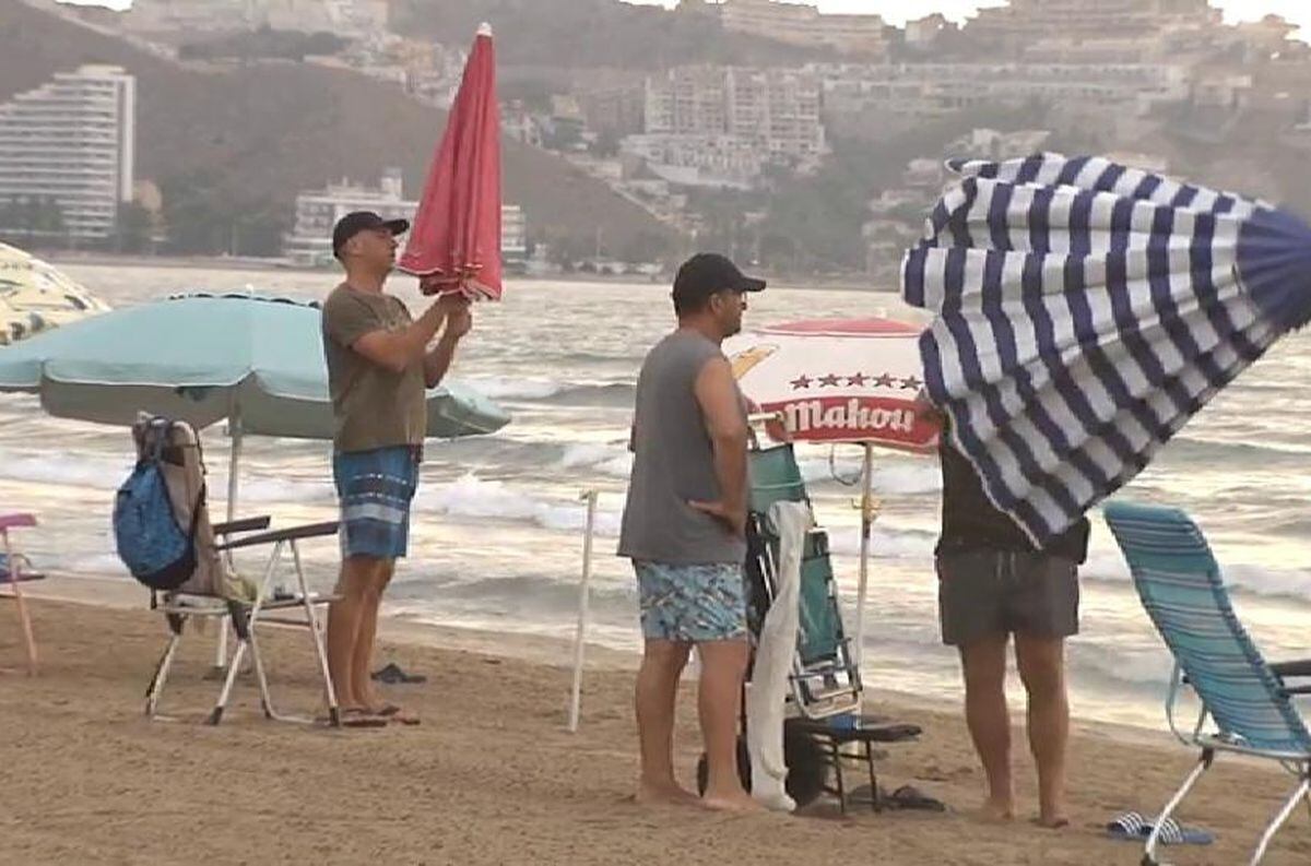 Un de las sombrillas se voló por el viento y mató a un una mujer que descansaba en la playa.