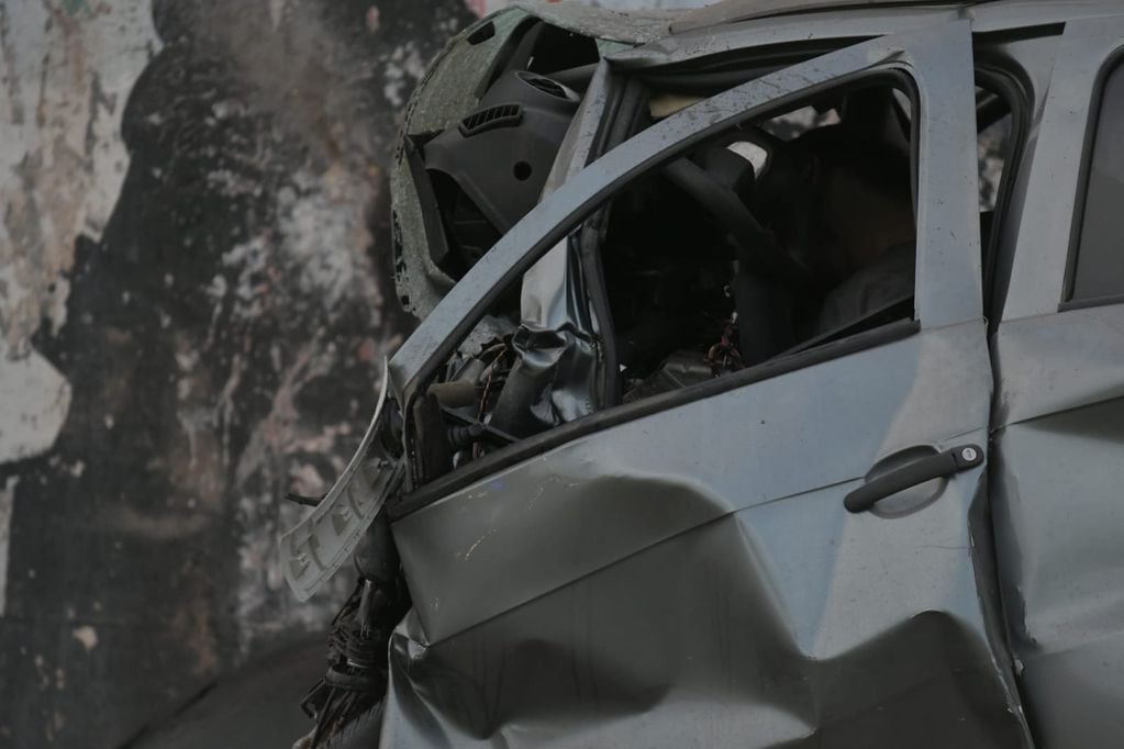Choque fatal de un auto contra un paredón en el Acceso Este (Orlando Pelichotti / Los Andes)