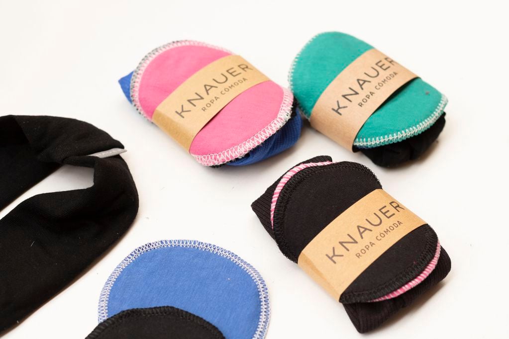 Knauer ha armado un kit de skin care confeccionando pads desmaquillantes y vinchas para regalarle a sus clientas.
