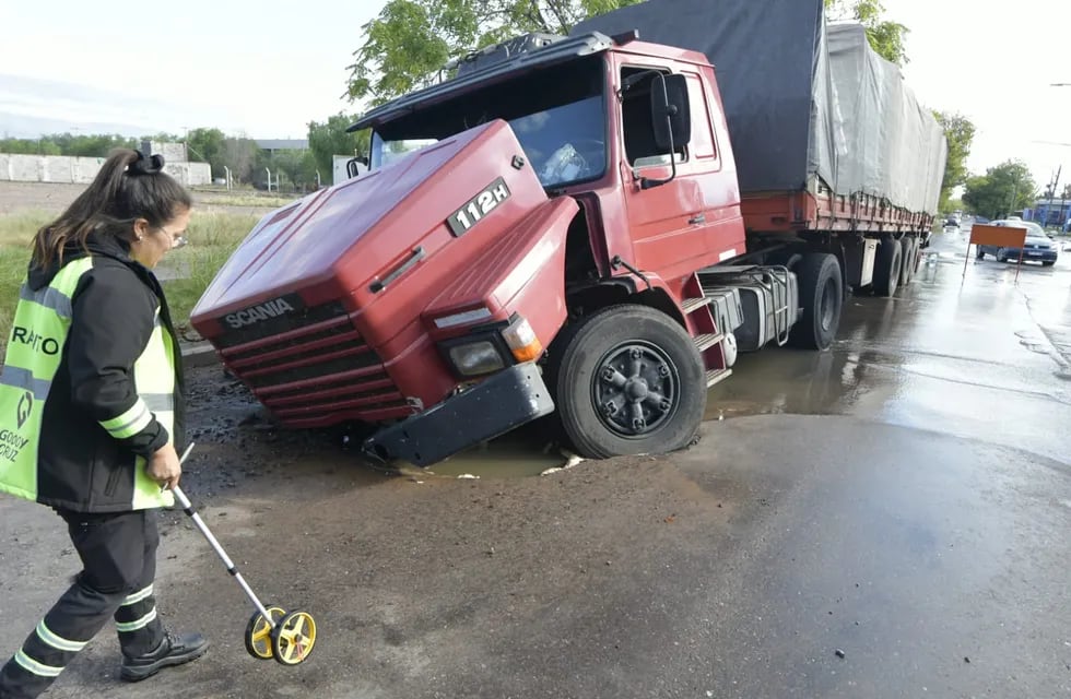 Un camión se hundió en el pavimento mientras circulaba por Godoy Cruz. Foto: Orlando Pelichotti / Los Andes.