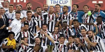 Con los argentinos Dybala e Higuaín, Juventus goleó al Milan y ganó la Copa Italia. Le queda coronar el Calcio.
