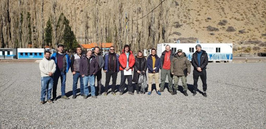 La comitiva del Gobierno provincial con personal que trabaja en el Paso Pehuenche.