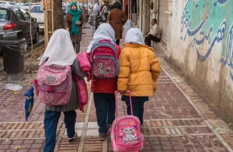 El gobierno iraní comenzó una investigación por la cantidad de casos en los que arrojan gas tóxico a escuelas de niñas, dejando a decenas de intoxicadas en las últimas semanas.