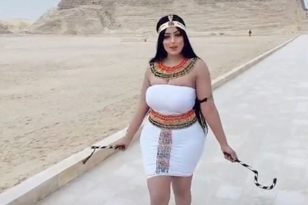 Una influencer se fotografió sin permiso en las pirámides de Egipto.