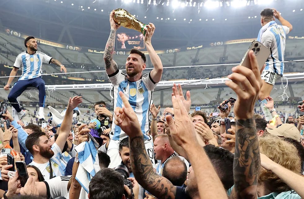 Lusail (Qatar), 18/12/2022.- Lionel Messi of Argentina (C) lifts the trophy as he celebrates with teammates and fans winning the FIFA World Cup 2022 Final between Argentina and France at Lusail stadium, Lusail, Qatar, 18 December 2022. (Mundial de Fútbol, Francia, Estados Unidos, Catar) EFE/EPA/Tolga Bozoglu
