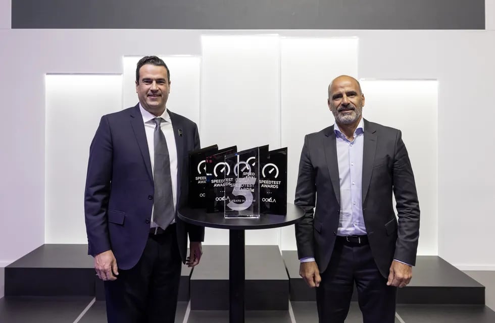 Roberto Nobile  CEO de Telecom junto a Bill Lawler Global Sales de Ookla - horizontal. Foto: Personal Argentina