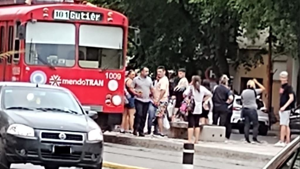 El servicio del metrotranvía estuvo interrumpido porque un hombre se arrojó a las vías.