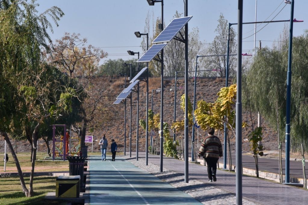 Paneles solares en el Parque Margarita Malharro de Torres.