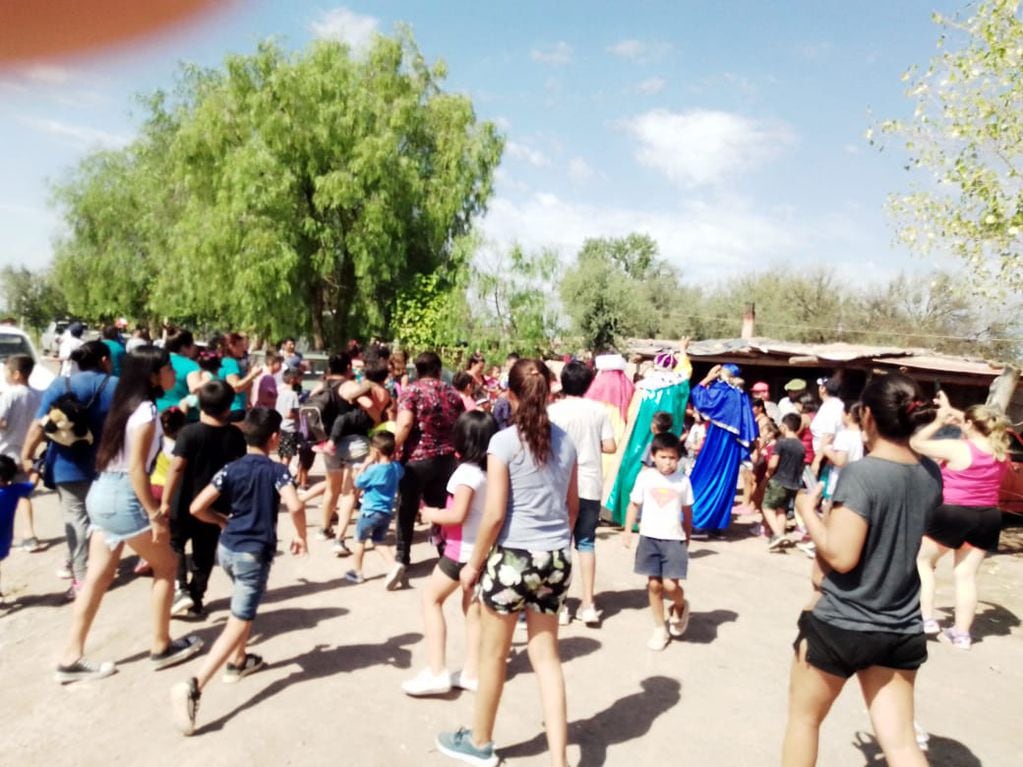 Los Reyes Magos solidarios llevaron regalos y alegría a más de 300 niños en el secano lavallino.