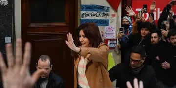 Cristina Kirchner salió de su casa y saludó a la militancia