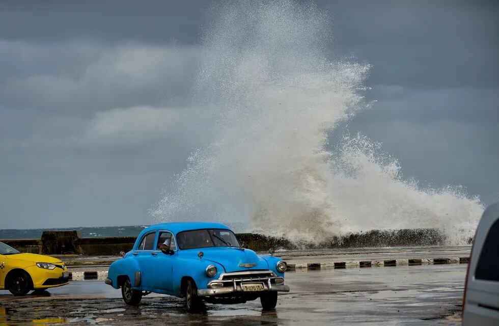 El paso de Eta por Cuba provocó innumerables inconvenientes, sobre todo en La Habana. Foto AFP.