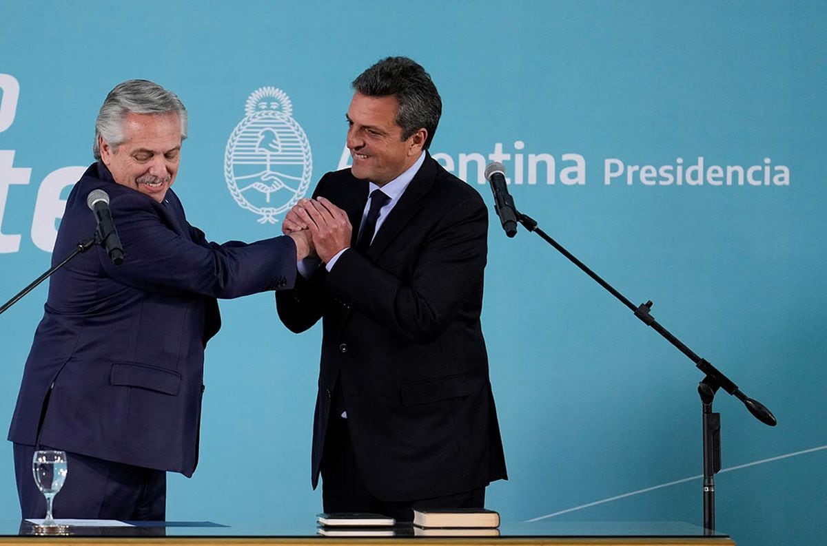 Sergio Massa asumió como nuevo Ministro de Economía de la Nación y es saludado por el Presidente de la Nación Alberto Fernandez