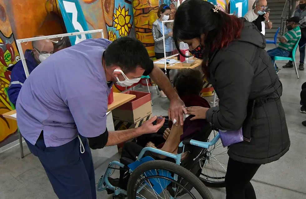 Ayer se vacunó a más de 4.000 personas, según informaron autoridades sanitarias provinciales. (Orlando Pelichotti / Los Andes)