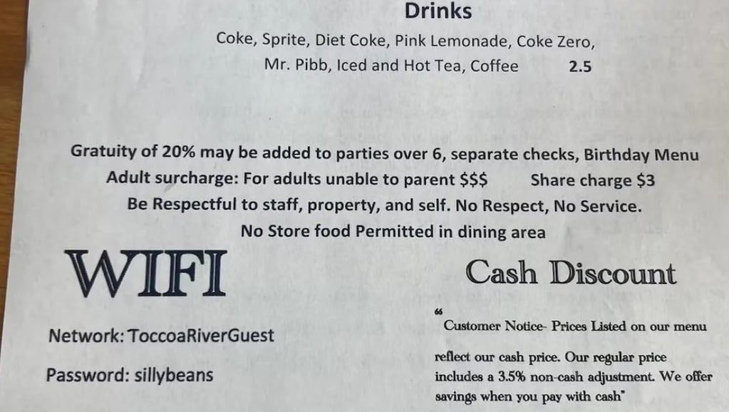 El menú también incluía una advertencia indicando que el restaurante cobraría a los clientes una propina del 20% si son un grupo de más de seis. Gentileza: 100 radios.