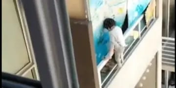 El niño que casi cae desde un departamento donde funcionaba una guardería clandestina en Chile(Captura de video)