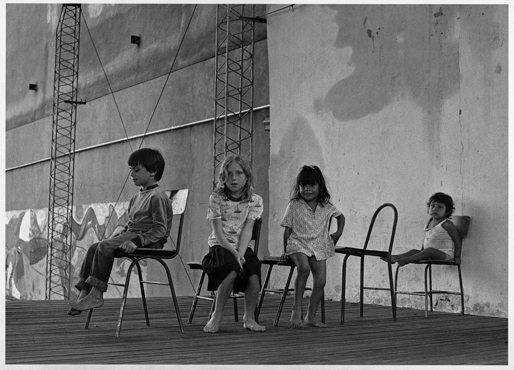 "Evacuados en la escuela, Floresta, 1988" de Adriana Lestido (Gentileza: Ediciones Larivière).