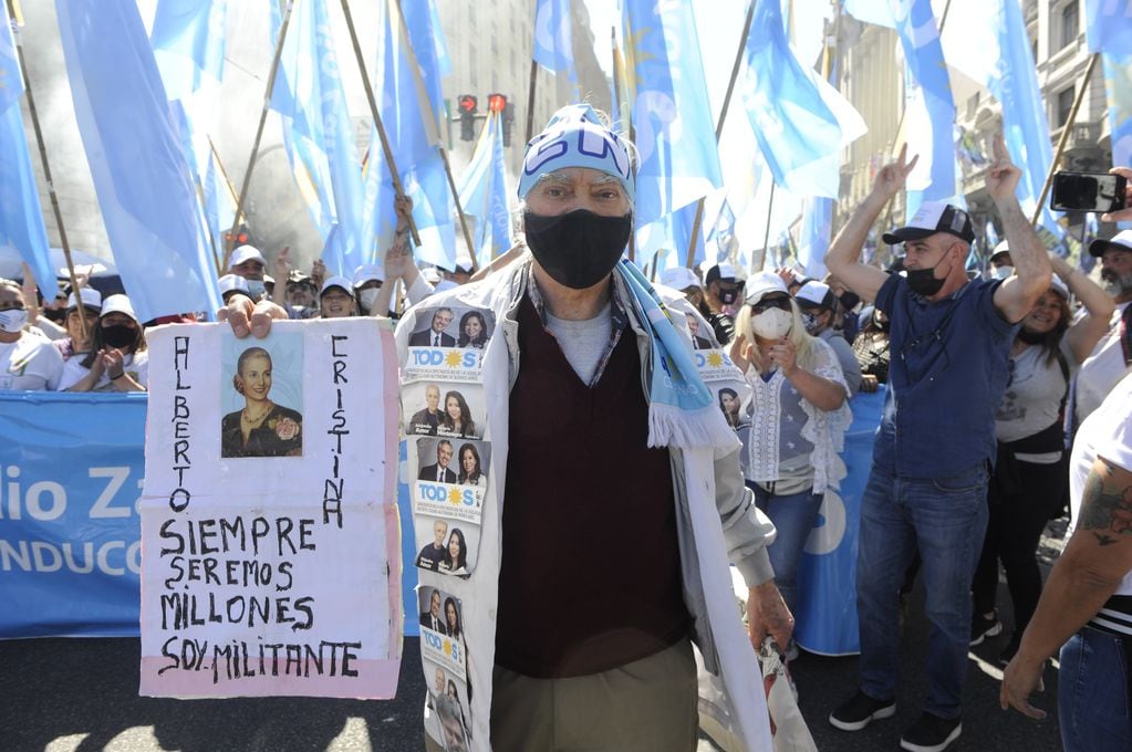 Gremios y organizaciones sociales y políticas componen la mayoría de los convocados en Plaza de Mayo por el Día del Militante. Foto: Clarín. 