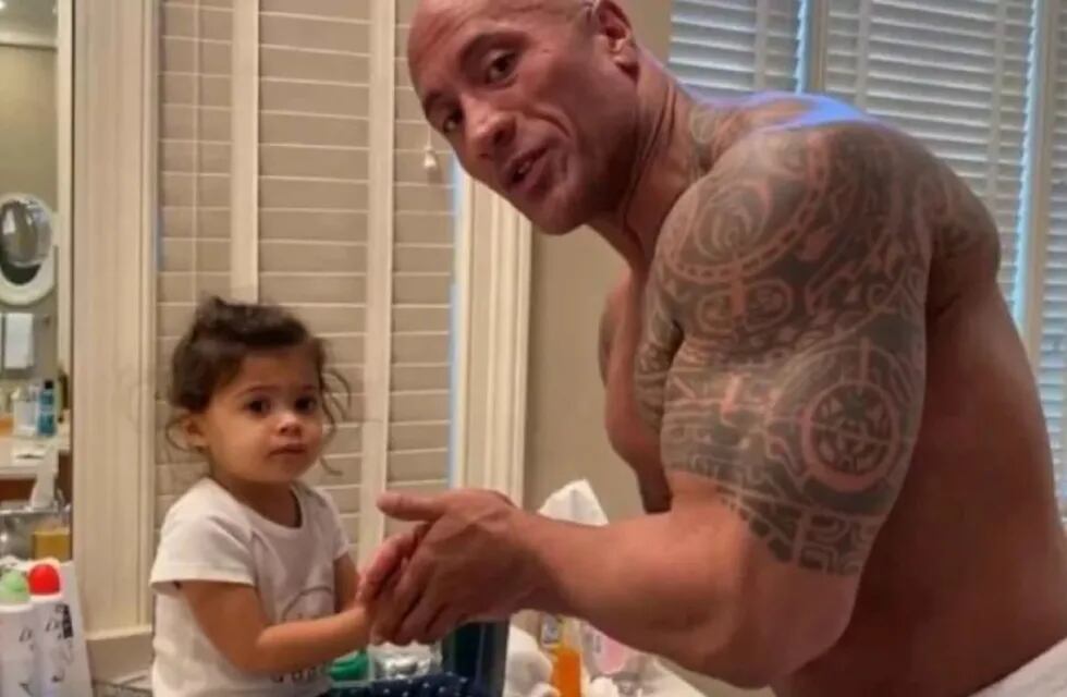 Así le enseña Dwayne “La Roca” Johnson a su hija cómo lavarse las manos