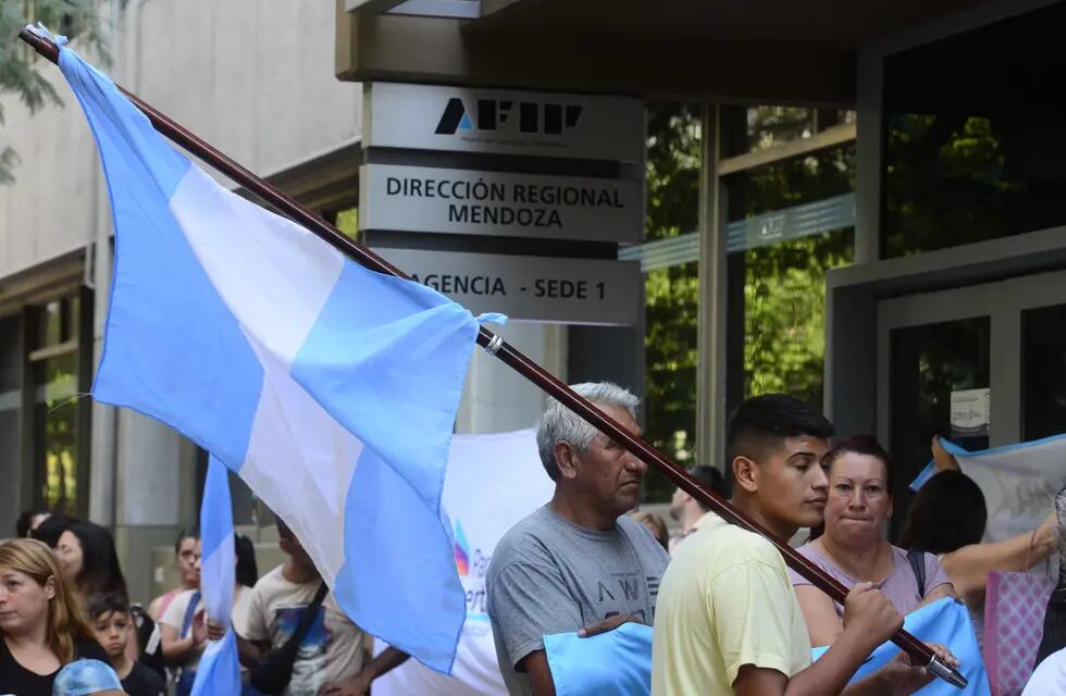 En el mes de febrero, los monotributistas marcharon por las calles del centro de Mendoza contra la aplicación de un impuesto “ilegal” de AFIP  (Foto Archivo)