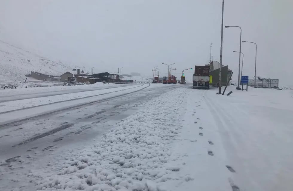 Una fuerte nevada cayó en alta montaña y se cortó el tránsito en el paso internacional a Chile.