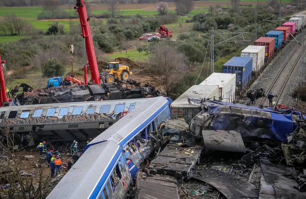 Un tren de pasajeros y un tren de mercancías chocaron de frente en la madrugada de este miércoles en Grecia. Hay al menos 36 muertos.