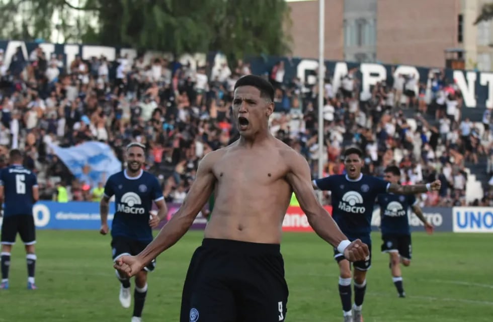 Con un golazo de Alex Arce de tiro libre (había marcado el primer de penal), Independiente Rivadavia venció por 2-1 a Ferro. / Mariana Villa (Los Andes).