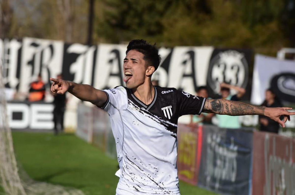 Santiago Solari, el héroe de la jornada, tras convertir un gol sobre la hora y darle el triunfo por 2-1 a Gimnasia sobre Chacarita Juniors. / Mariana Villa (Los Andes).