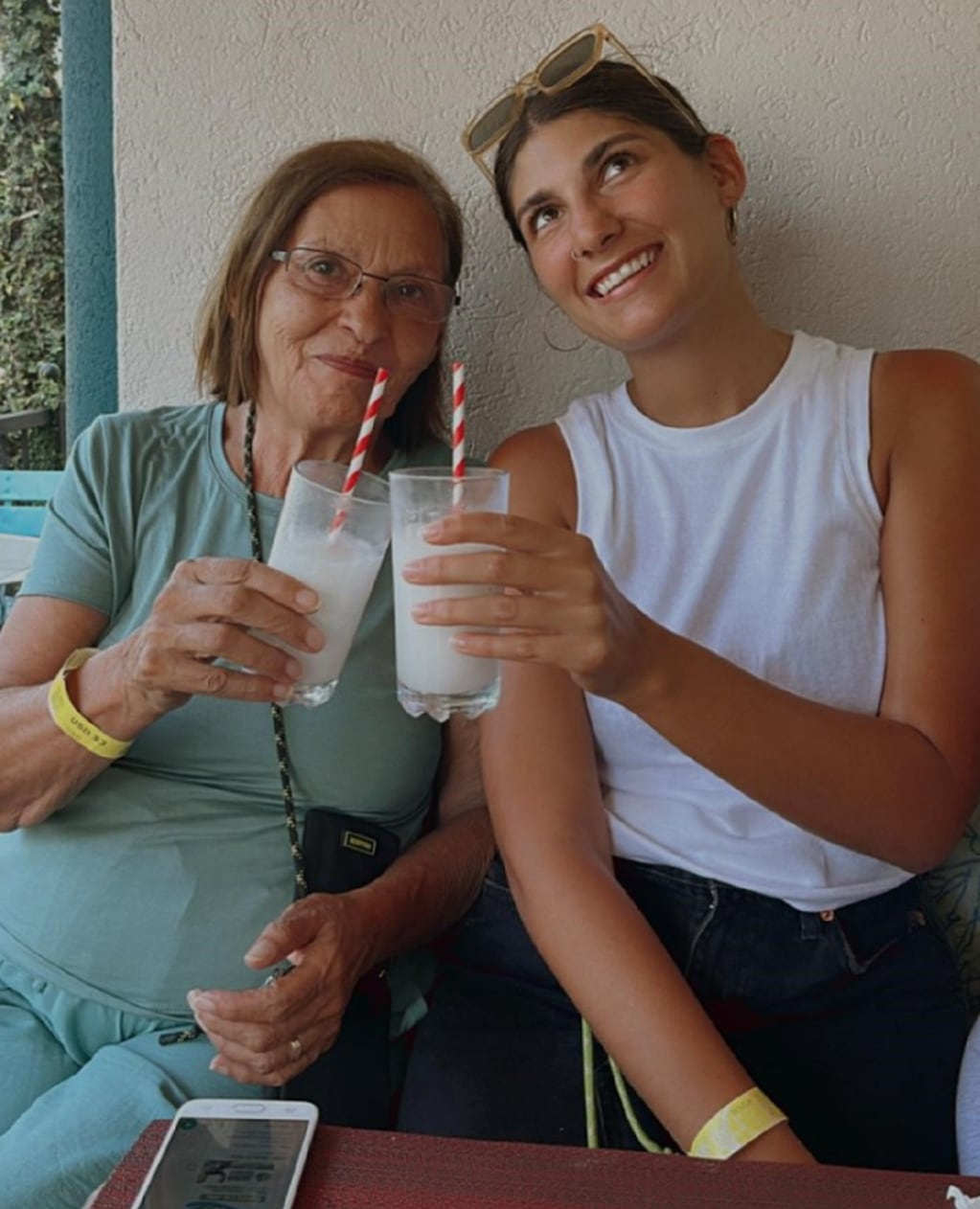 Abril junto a su abuela, Silvia. Foto: Gentileza