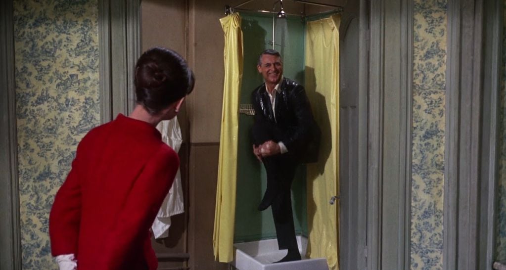 Cary Grant y Audrey Hepburn en una de las escenas más divertidas de "Charada" (1963)