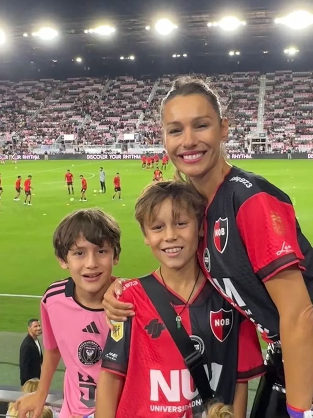 Pampita fue a ver el amistoso del Inter Miami con sus hijos