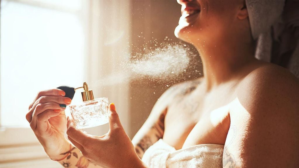 El momento ideal para aplicar nuestro perfume es después de la ducha, aprovechando que nuestros poros se encuentran abiertos.