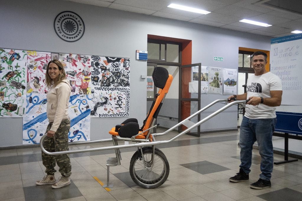 Diseñaron una silla de ruedas adaptada para que un joven pueda disfrutar de los cerros mendocinos. Foto: Gentileza Martín Zotelo