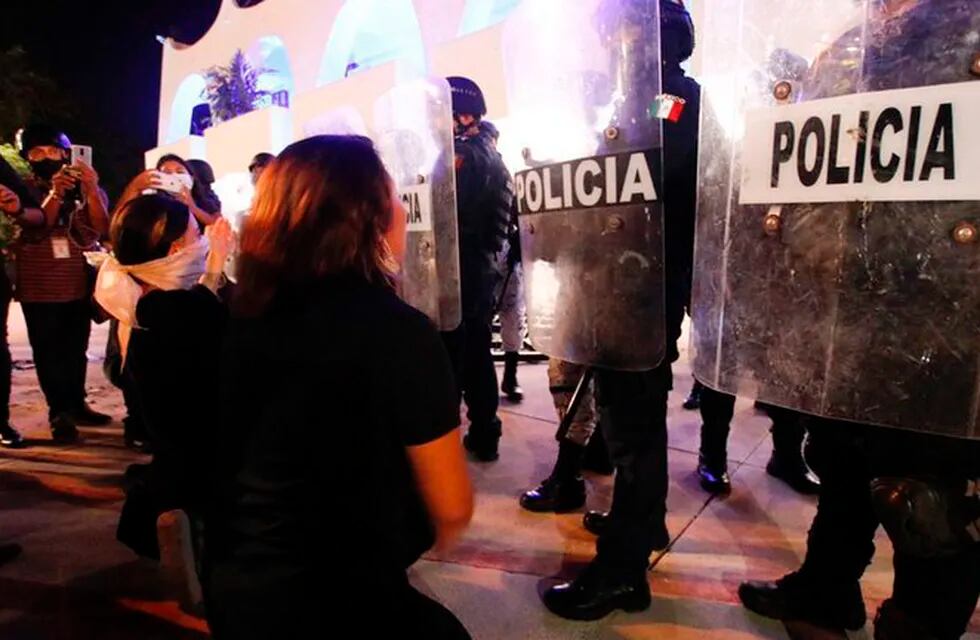 La policía de Cancún reprimió a manifestantes contra la violencia machista y los femicidios.