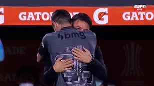 Abrazo entre Gallardo y Fernández