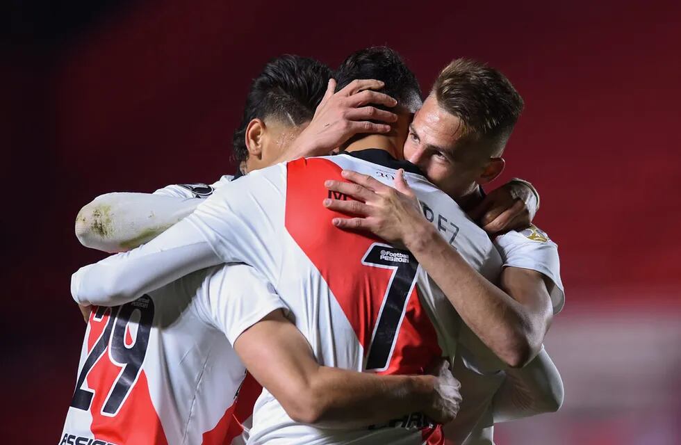 Suárez es abrazado por Romero. (AP)