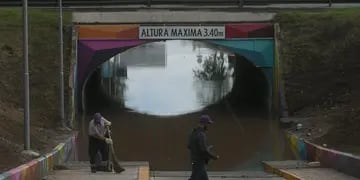 El túnel del Shopping volvió a inundarse con la tormenta de este miércoles y desde la Municipalidad de Guaymallén aclararon que una de sus funciones es la de reservorio de agua. Foto: Ignacio Blanco / Los Andes.