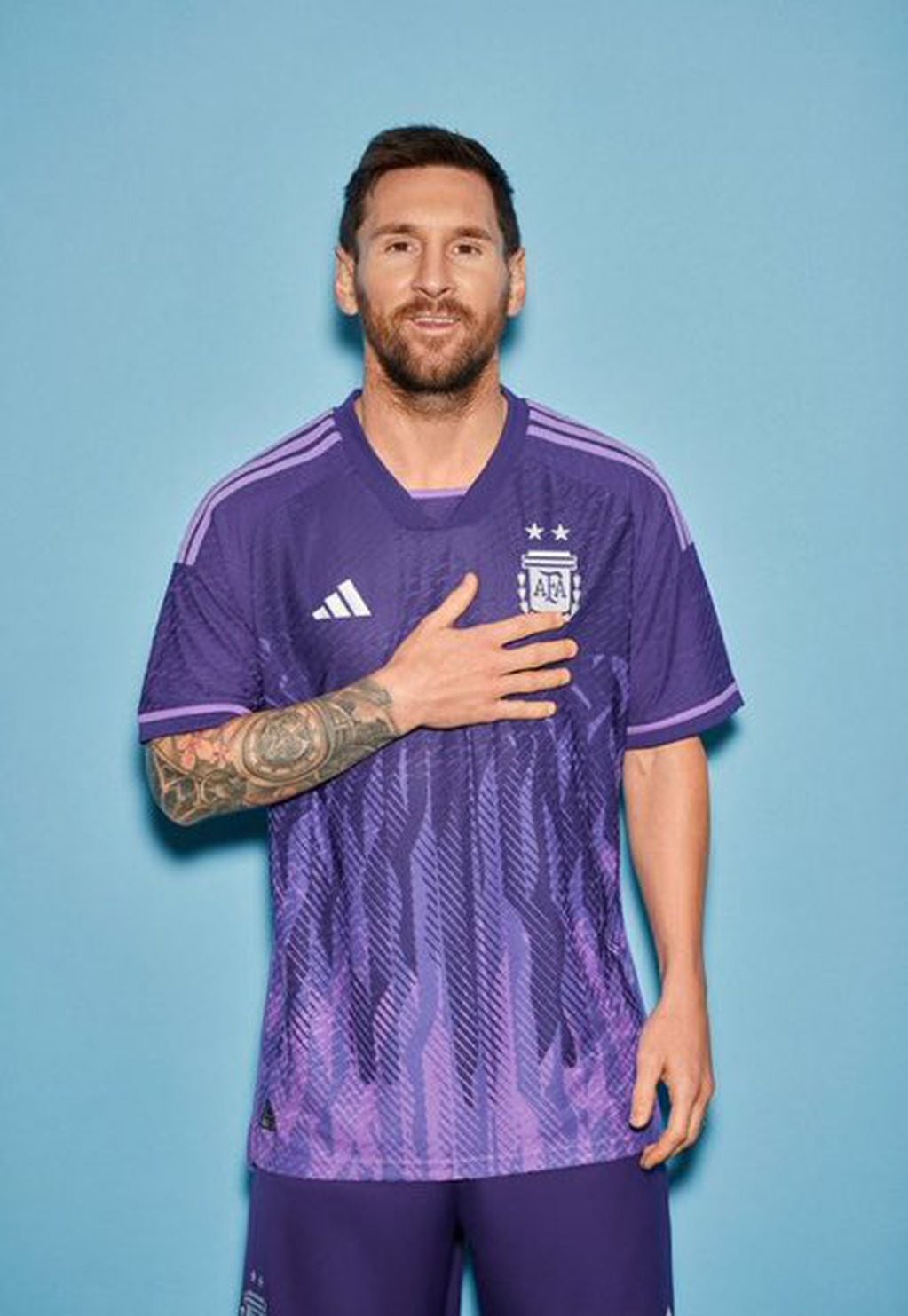 Leo Messi y la nueva camiseta de la Selección Argentina para el Mundial. / Gentileza