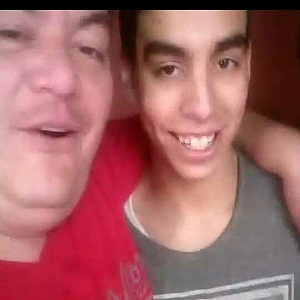 Alan Villouta junto a su padre, Andrés, en el último video que filmaron. "Me agradece por todo lo que le enseñé sobre la preparación de pizzas" resalta Andrés, emocionado.