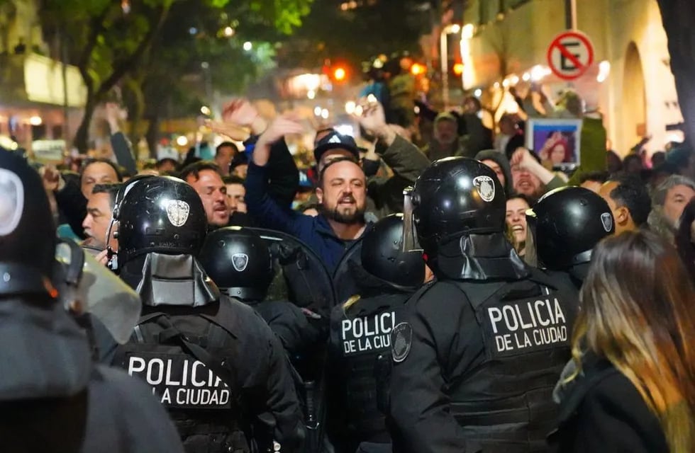 Militantes y policías de Infantería se enfrentaron afuera de la casa de Cristina Kirchner. - Gentileza
