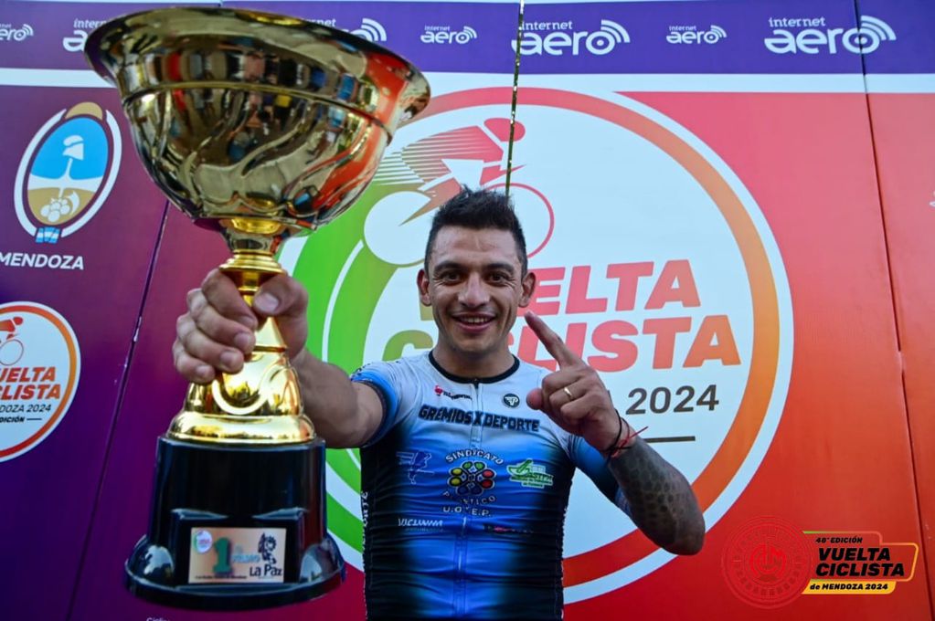 El vencedor, Mauricio Páez con su triunfo en La Paz se alzó con un gran trofeo.