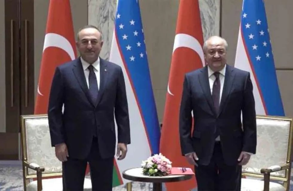 El ministro turco de Exteriores, Mevlüt Çavuşoğlu, mantuvo un encuentro con su homólogo uzbeko, Abdulaziz Kamilov.
