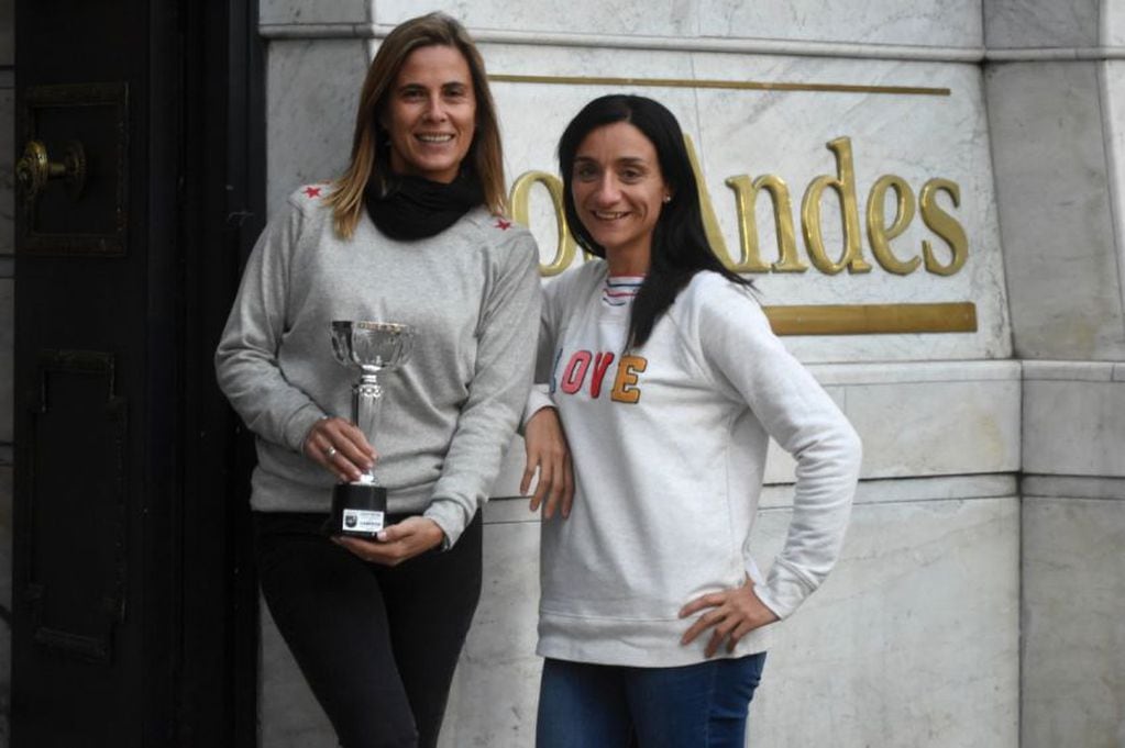 
Vivina Flores y Natalia Lucero felices de haber terminado el Apertura en forma invicta | Gustavo Rogé / Los Andes
   