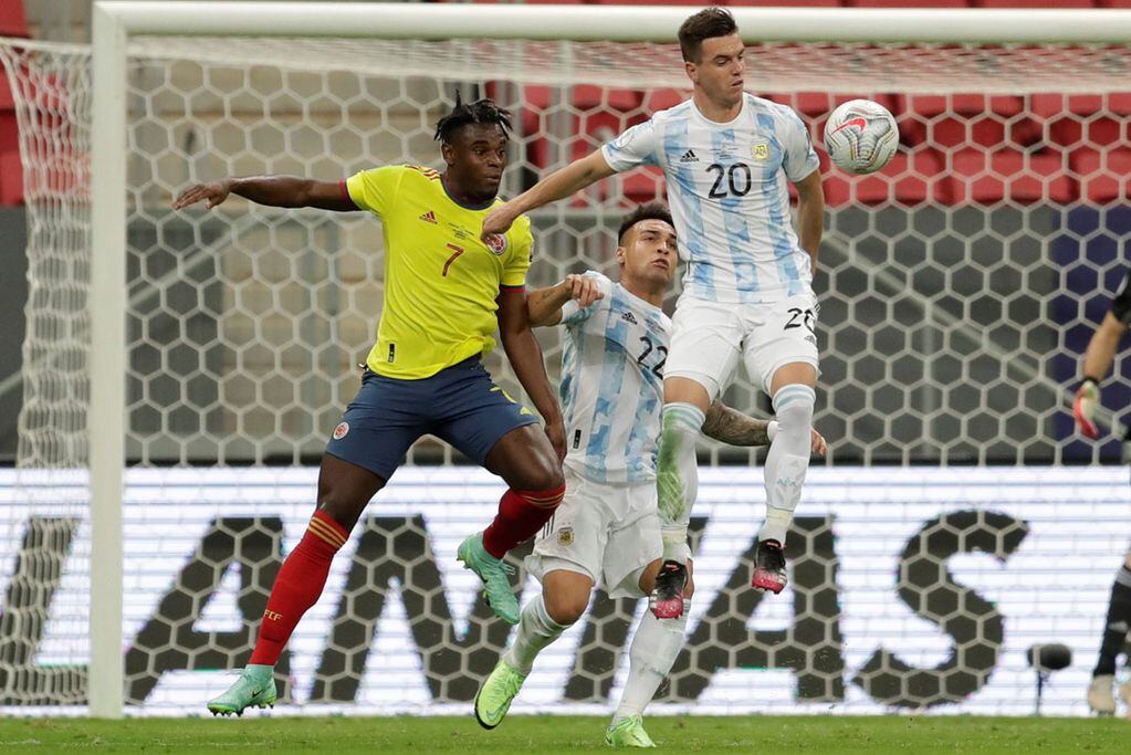 Lo Celso y Lautaro Martínez ante Duvan Zapata durante el Argentina-Colombia por las semifinales de la Copa América. (AP)