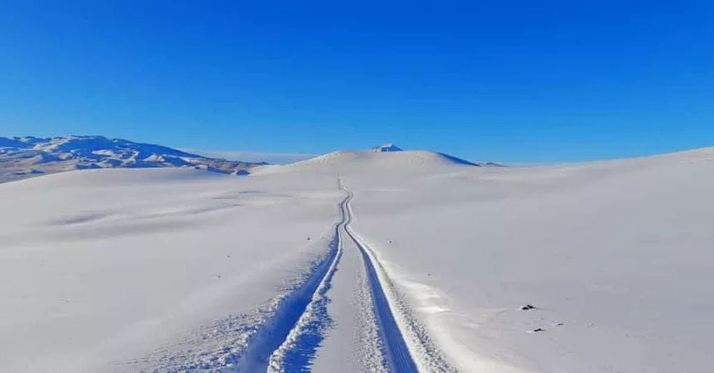 El impactante paisaje de La Payunia cubierta de nieve y que la hace ver como una postal del espacio. Foto: Gentileza Guardaparque Jimena Martínez Chaves