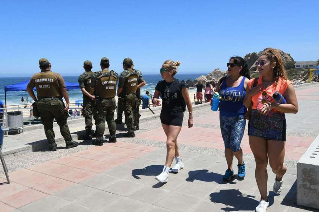 
En la rambla de la playa, la presencia de los carabineros intenta transmitir seguridad a los turistas que pasean bajo el sol en Reñaca. | José Gutiérrez / Los Andes
   