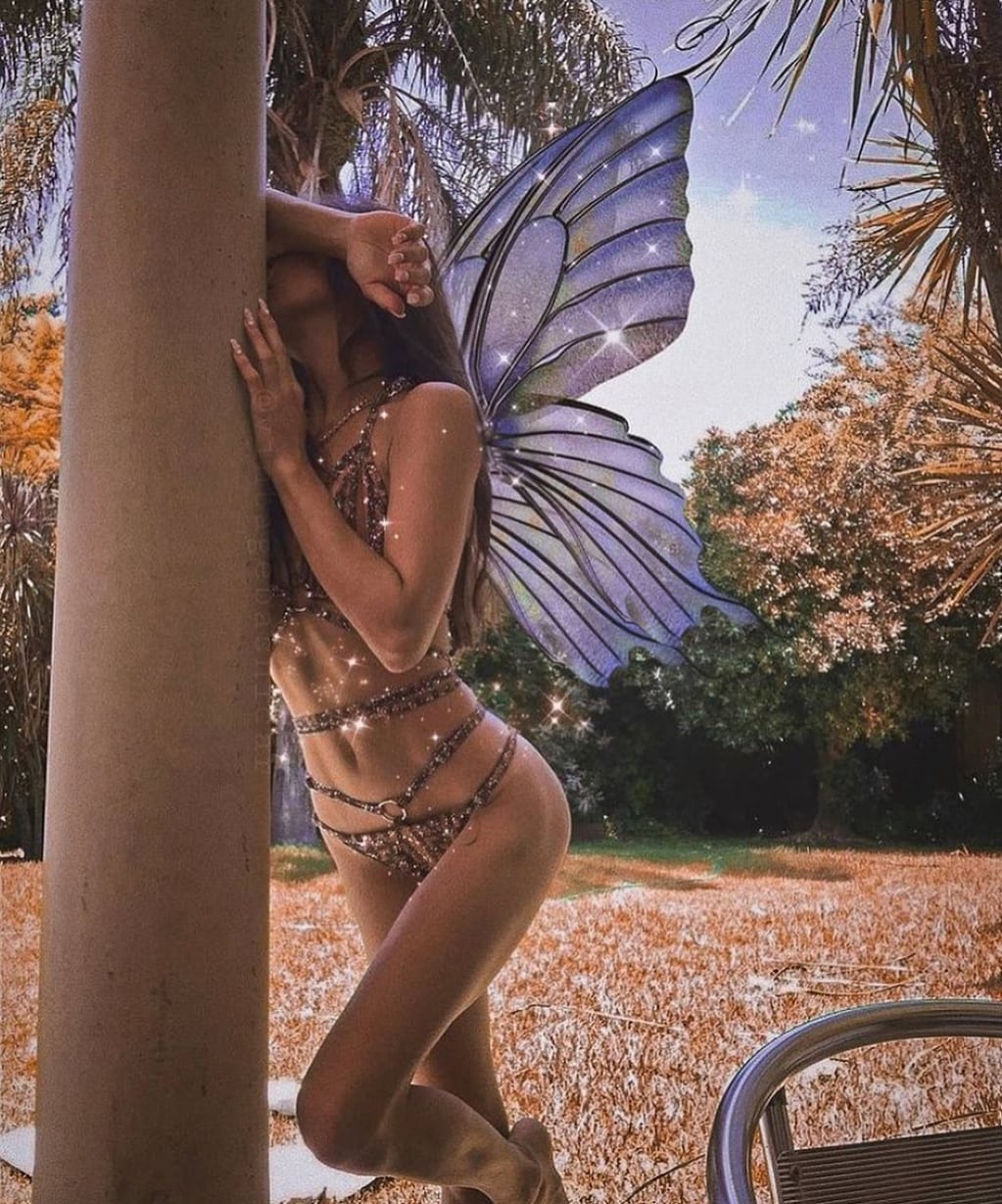 Brenda como una mágica mariposa.