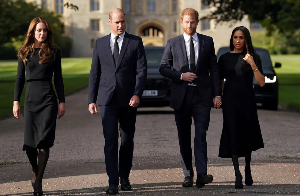 Los príncipes, hijos de Carlos III y Diana, se mostraron muy unidos en la puerta de Windsor para recibir las condolencias de la gente, por el fallecimiento de la reina Isabel II. - AP