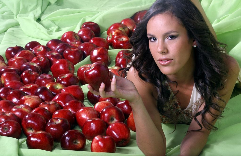 Romina hizo una producción de fotos con la temática de la manzana que la hizo famosa. 