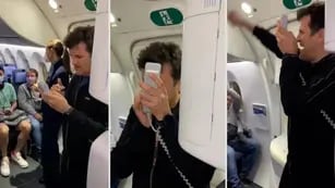 Video: Ciro Martínez tocó el himno nacional con una armónica en un avión hacia Qatar y emocionó a los hinchas